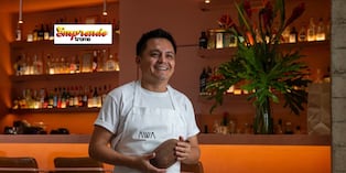 Aldo cuenta que quiso estudiar letras, pero la cocina lo atrapó. Dice que seguirá aprendiendo en cada viaje para traer innovación en su restaurante. Foto: César Campos.