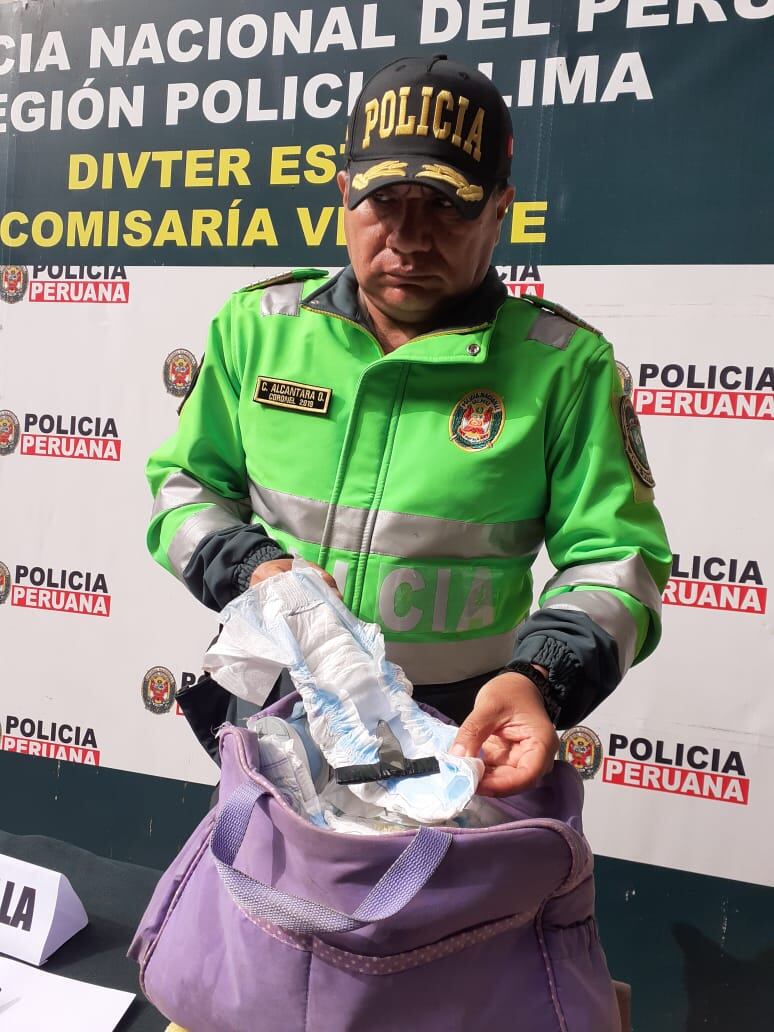 Los esposos Segundo Seminario Veliz (40) y Diana Paola Taya Aquino (35), usaban a sus pequeños de 1 y 3 años para salir a robar autopartes de autos. (fotos: Mónica Rochabrum/Trome)