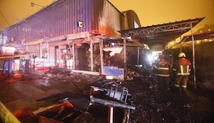 ¡Fuego extorsivo! Incendio arrasa mercado en VMT y vecinos acusan a mafias