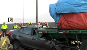 ¡Accidente fatal en la Panamericana Norte! Auto se estrella contra camión y deja 3 muertos