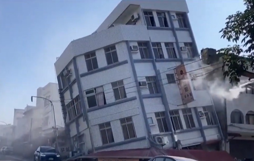 Edificios cayeron ante el fuerte movimiento sismico. (Captura de video)