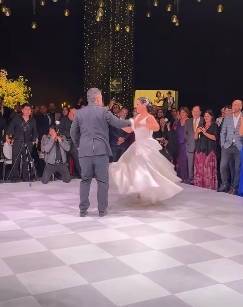 Natalia Salas y Sergio Coloma arrancando su primer baile como esposos.