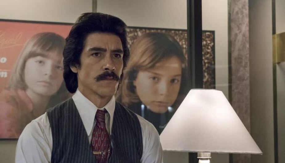Óscar Jaenada en el papel de Luisito Rey (Foto: Luis Miguel La Serie / Netflix)