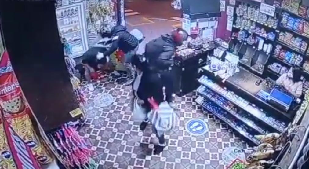 Delincuentes primero extorsionan al dueño de un minimarket y días después asaltan en su negocio.