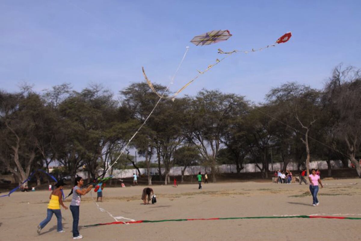 Las chicas también vuelan ahora sus propias cometas. La diversión no tiene género. (Foto: GEC Archivo)