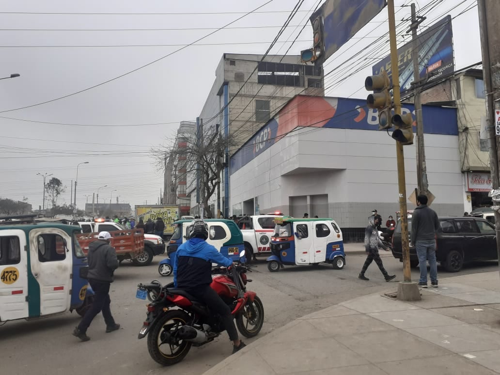 Yenzy Yonel Pérez Yngunza (35), ‘Pongo’, Julio Daniel Frías Ramos (42), ‘Pelé’, y Luis Enrique García Rosas (51), ‘Cuto’, fueron intervenidos en el frustrado asalto a un banco, en Villa El Salvador. (foto: Mónica Rochabrum/TROME)