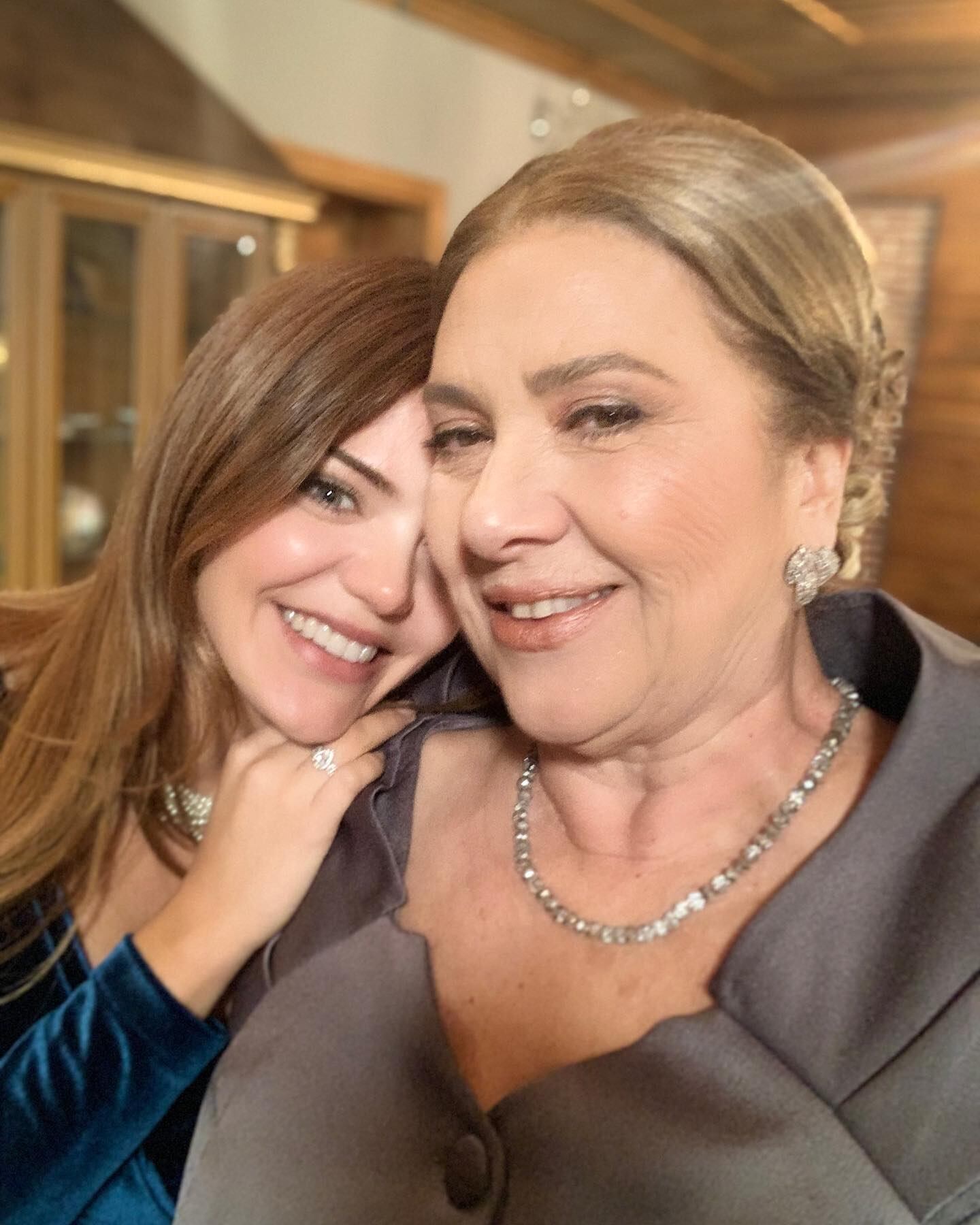 Los personajes Züleyha y Lütfiye en "Tierra amarga" (Foto: Hülya Korel/Facebook)