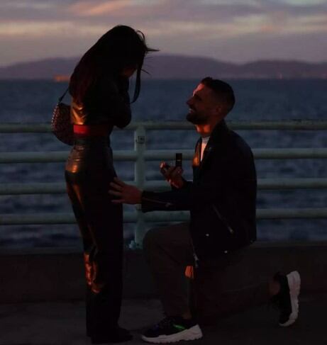 La pedida de mano fue publicada en redes sociales, desatando una ola de comentarios y felicitaciones (Foto: Becky G / Instagram)