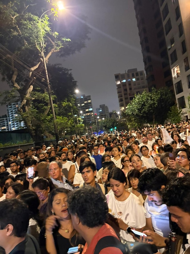 Vecinos y otras personas se congregaron en Camino Real para honrar a la campeona de buceo. (Fotos: Lady Gamarra)