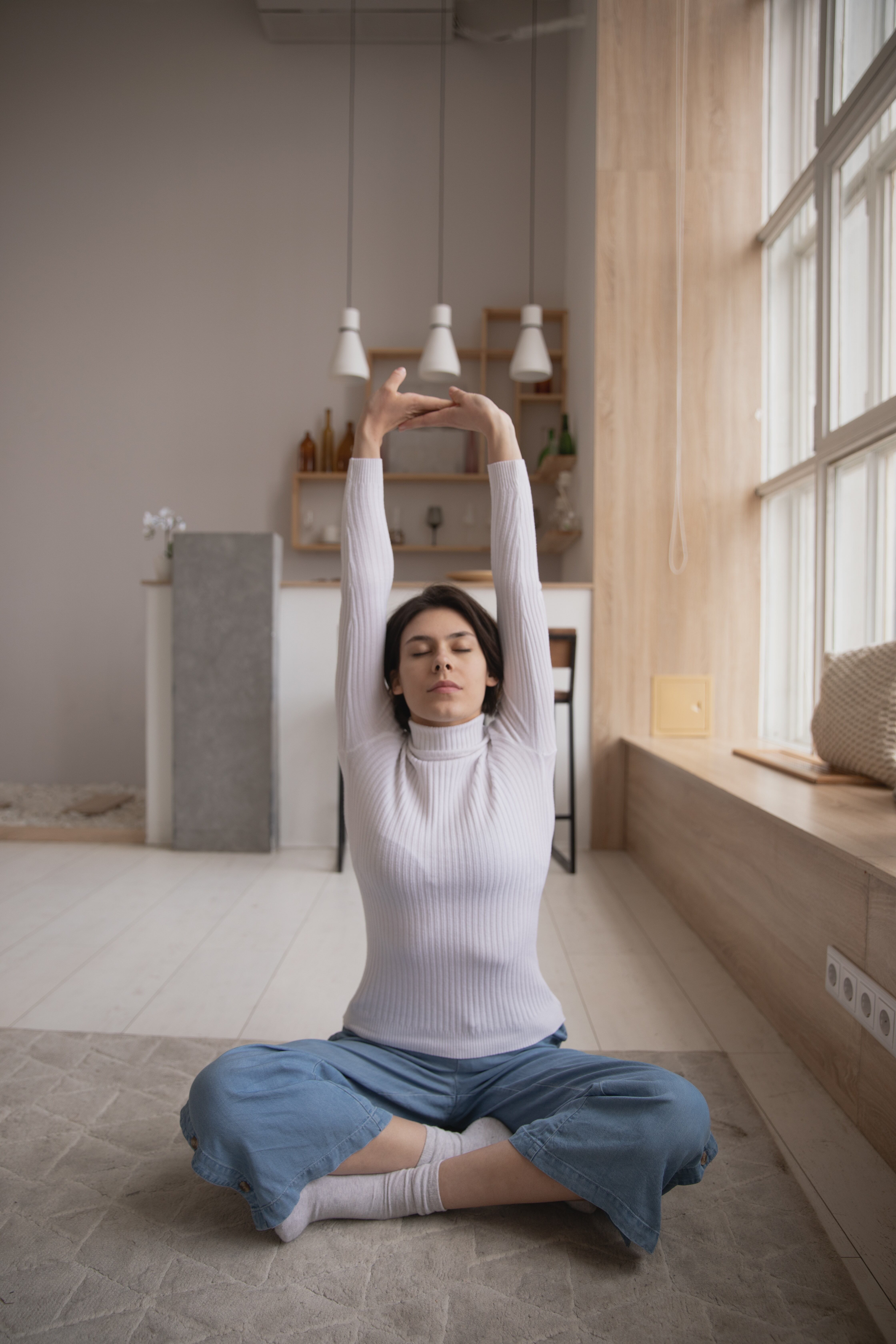 Hacer yoga podrá ayudar a calmar esos dolores menstruales. Foto: Pexels.