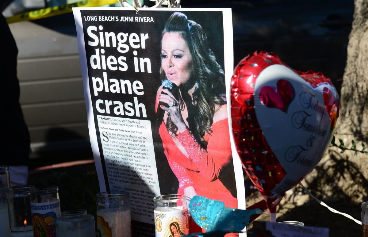Se colocan velas en un santuario improvisado de luto por la muerte de la diva mexicano-estadounidense Jenni Rivera frente a su casa en Lakewood, California, el 10 de diciembre de 2012, al sur de Los Ángeles (Foto: Frederic J. Brown / AFP)