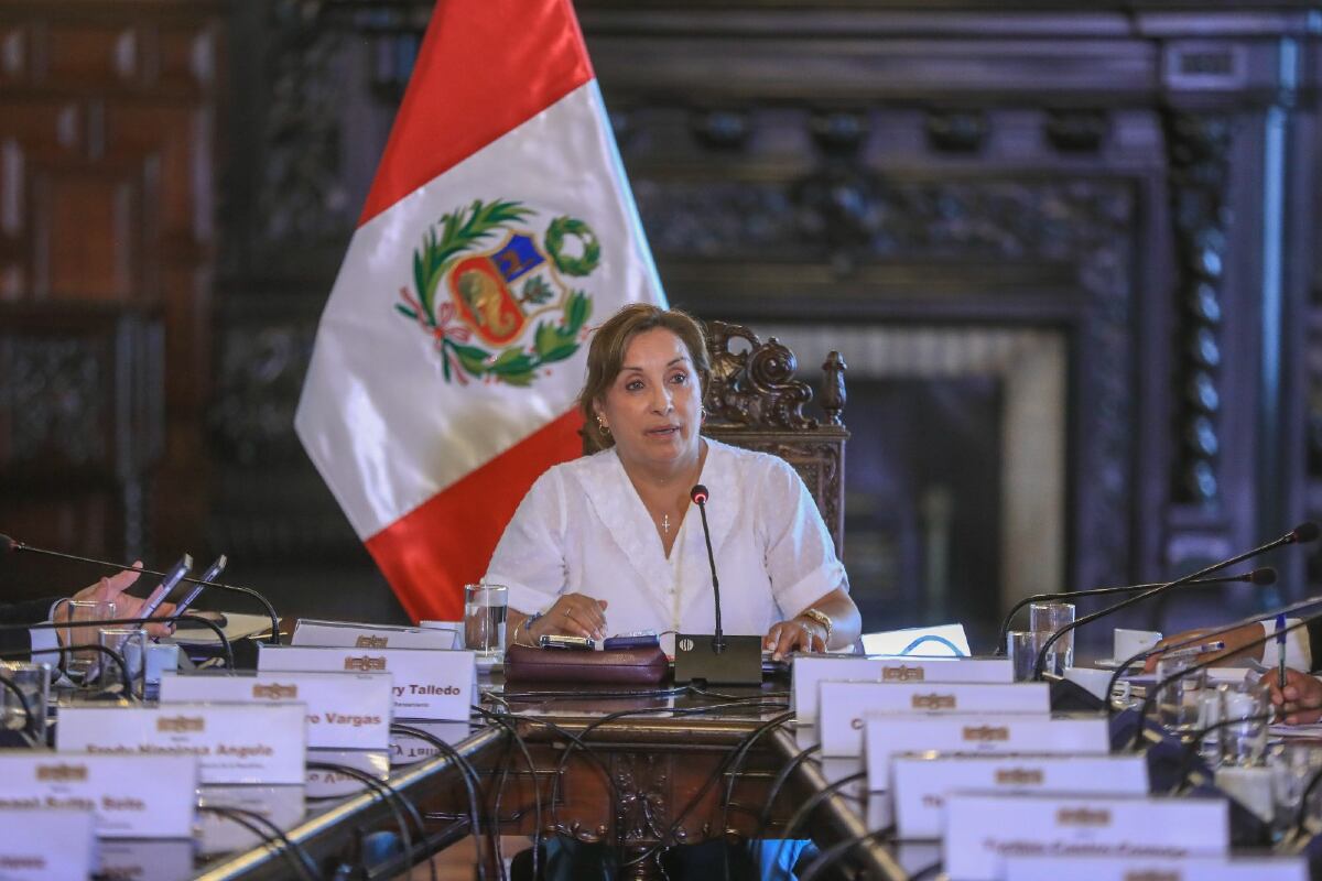 Dina Boluarte defendió la labor de Santiváñez.