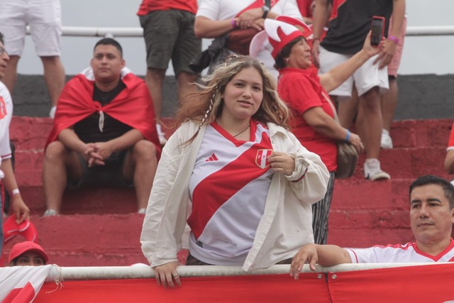 Hinchas peruanos alientan a la selección previo a su encuentro con Paraguay en Ciudad del Este. Foto: Alan Ramírez