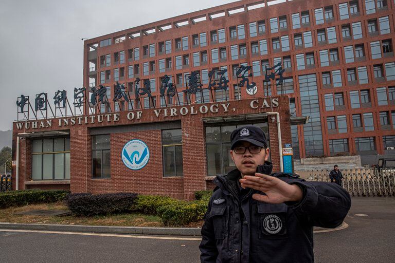 Un guardia prohíbe que se tome una fotografía del Instituto de virología de Wuhan. (Foto: AFP)