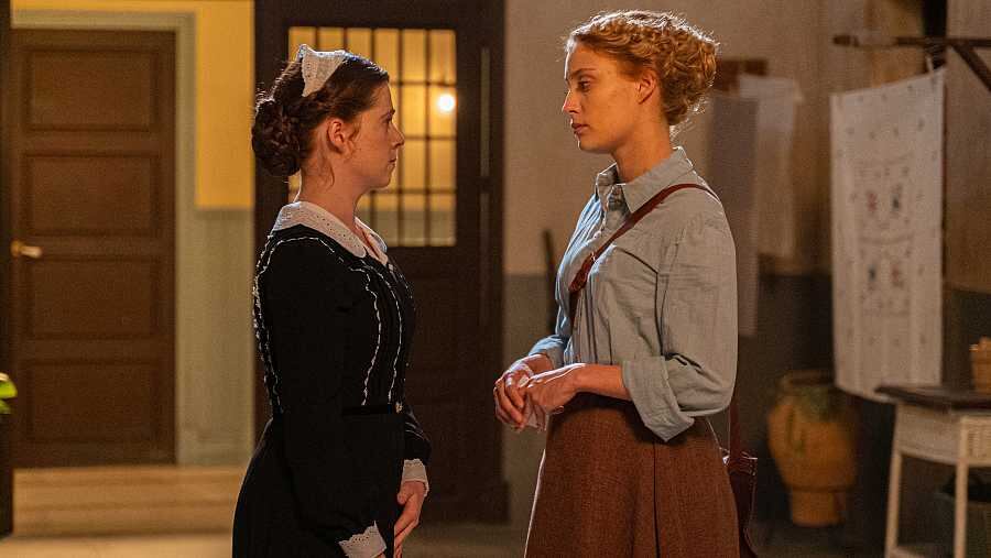 Jana le cuenta a María acerca de las cosas que ha encontrado en su casa de infancia (Foto: RTVE)