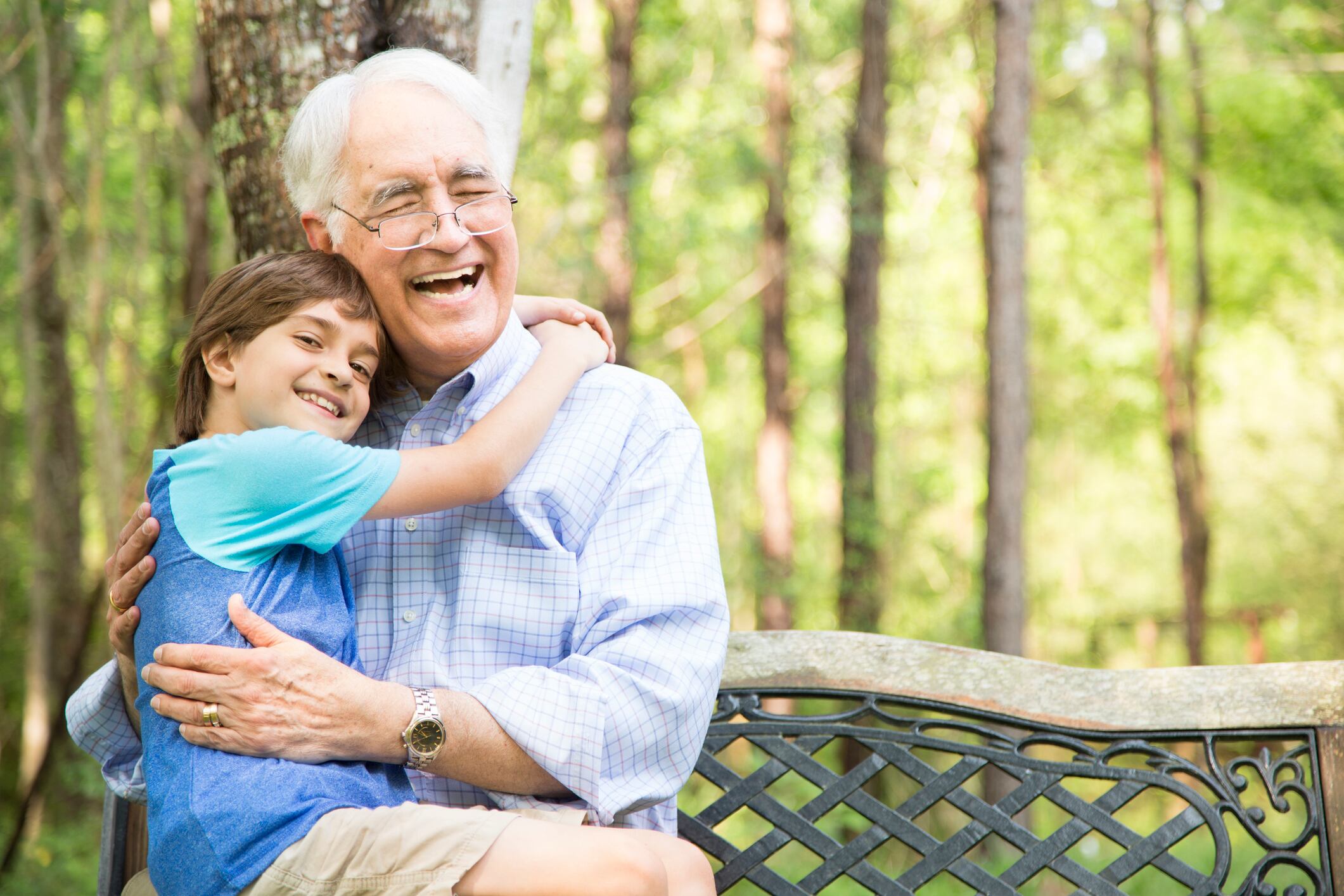 Es fundamental conocer la personalidad, los gustos y aficiones de tus familiares mayores para que la comunicación sea efectiva. Foto: Istock
