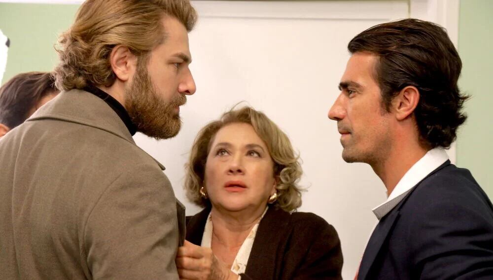 Fikret culpa a Mehmet del ataque a Züleyha en la telenovela "Tierra amarga" (Foto: Tims & B Productions)