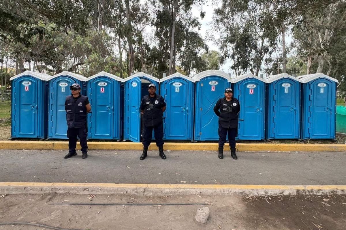 Municipalidad de Lima escuchó a las armys e instaló baños fuera del Estadio San Marcos.