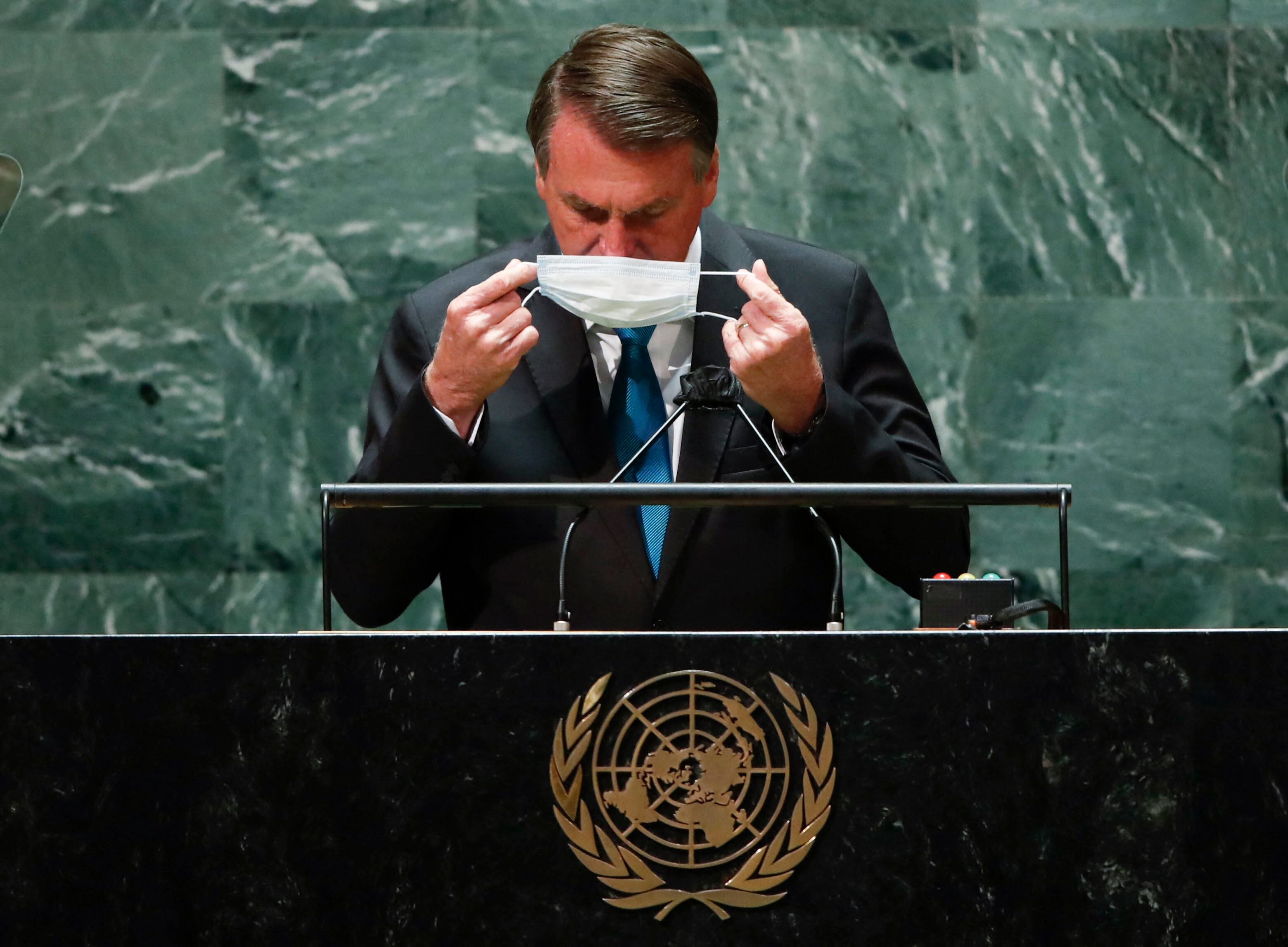 El presidente de Brasil, Jair Bolsonaro, vuelve a ponerse una mascarilla protectora debido a la pandemia de la enfermedad por coronavirus (Covid-19) después de hablar en la 76.ª sesión de la Asamblea General de la ONU el 21 de septiembre de 2021 en Nueva York. (Foto por EDUARDO MUÑOZ / PISCINA / AFP)
