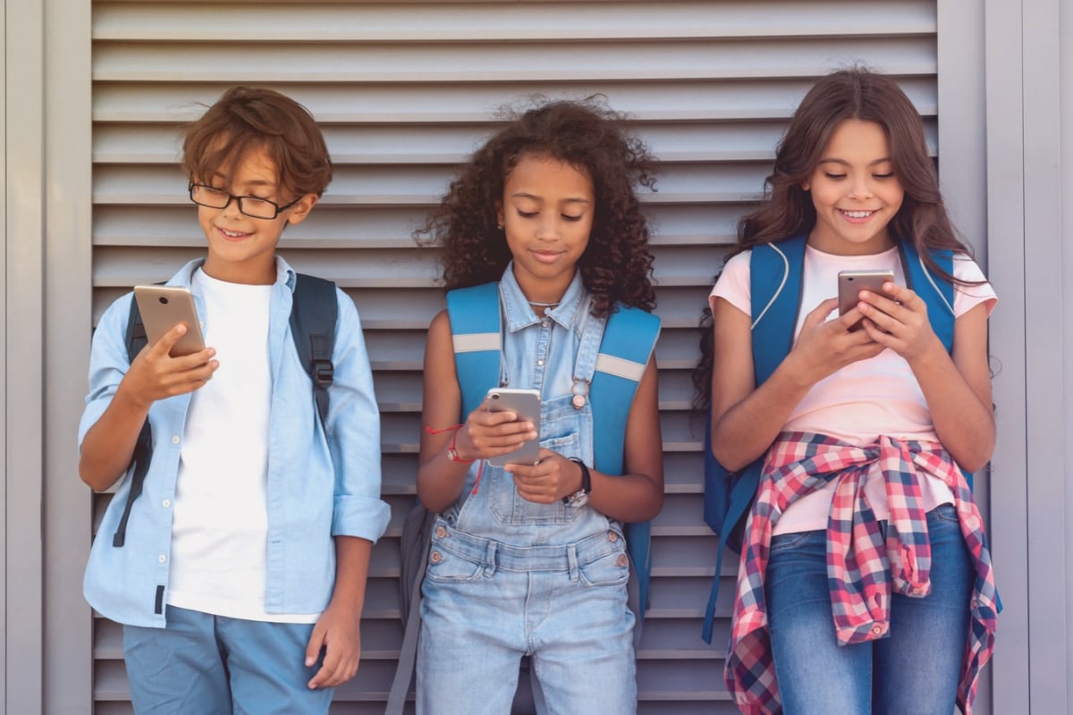 No hay que satanizar los celulares, pero sí es deber de los padres enseñar a sus hijos a usarlos responsablemente. Foto: Istock.