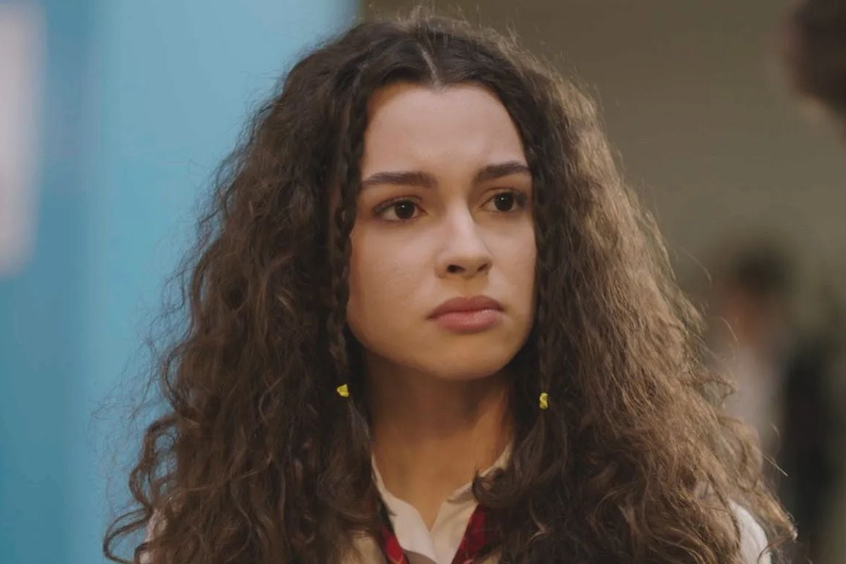 LA actriz Su Burcu Yazgı Coşkun, con ropa de escolar, mientras da vida a Asiye Eren en "Hermanos" (Foto: NGM Media)