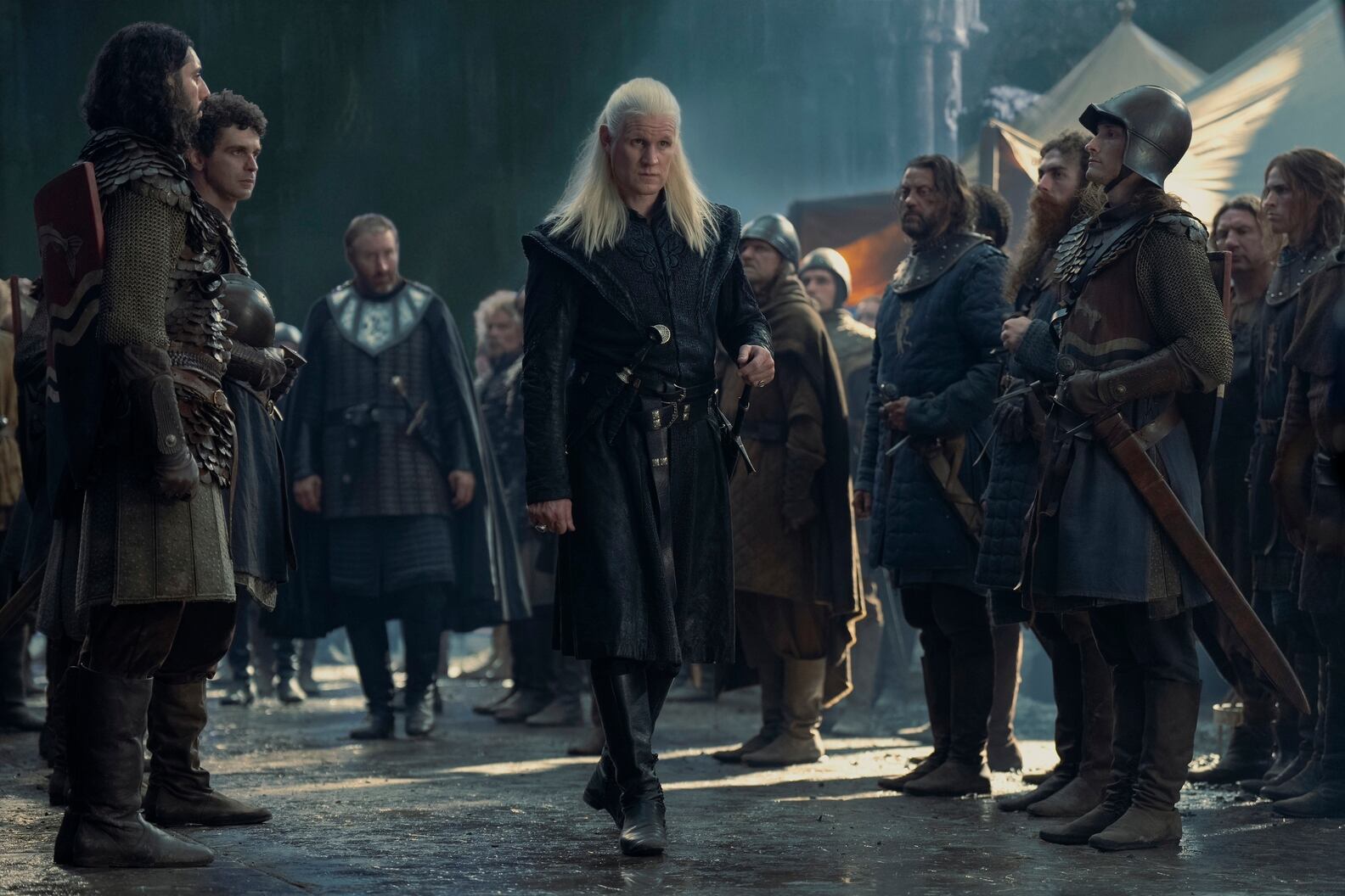 Daemon Targaryen (Matt Smith) junto a las tropas que consiguió en la Tierra de los Ríos, listo para combatir contra los Verdes en el final de temporada de "House of the Dragon".