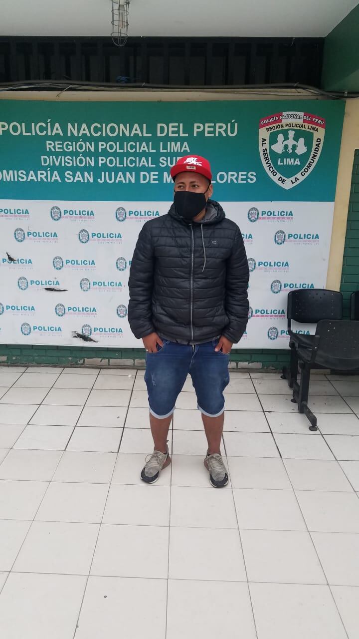 Julio Celso Silopu Castillo (26), ‘zorro’, y Janciel Magdalena Bolaños Arias (24), ‘La Nena’, fueron descubiertos cuando iban a fugar de una botica, a donde ingresaron para robar medicinas, formulas y dinero, en San Juan de Miraflores.