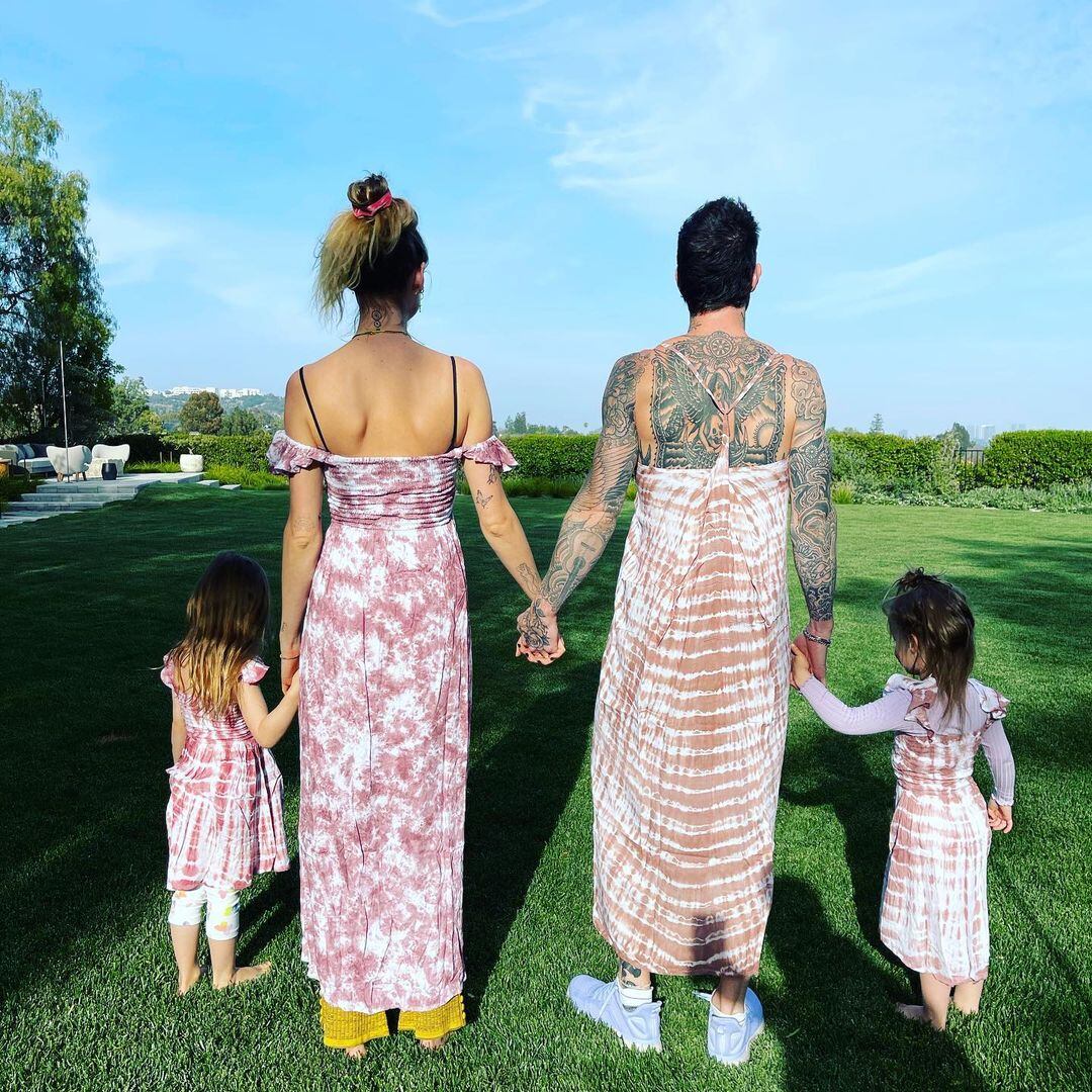 Adam Levine junto a su esposa Behati Prinsloo y sus hijas (Foto: Adam Levine / Instagram)