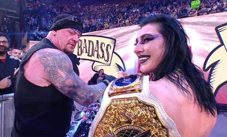 Épico debut de WWE en Netflix: John Cena, The Undertaker y The Rock en Monday Night RAW