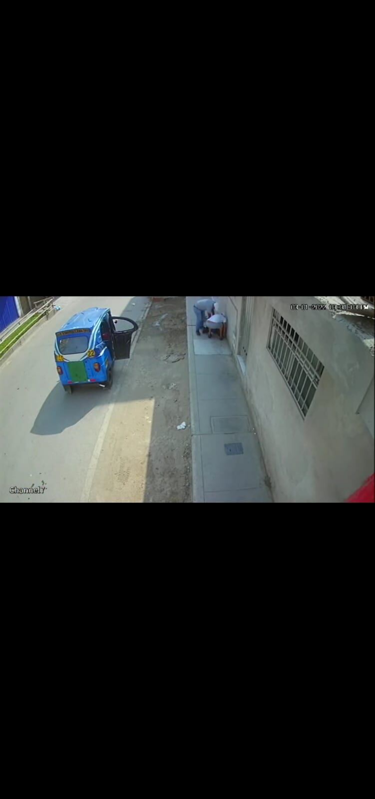 Delincuentes se abalanzan sobre la mujer de 27 años y la dejan en el piso. | Reproducción de vídeo