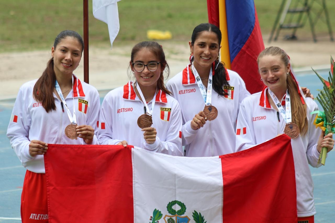 Cayetana Chirinos, la segunda desde la izquierda, tiene apenas 16 años.