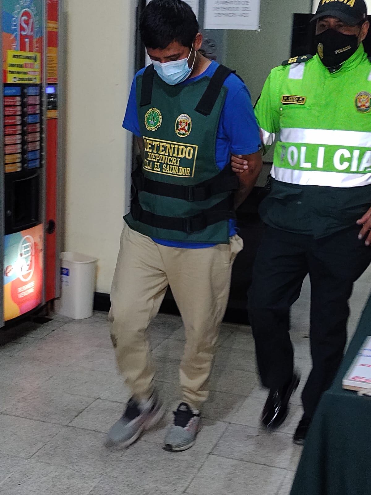 Un próspero empresario y su guardaespaldas, fueron asaltados a mano armada por una banda de hampones, quienes le arrebataron 14 mil soles, celulares y tarjetas de crédito.