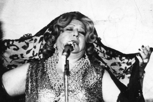 En 1968, Esmeralda Checa forma parte del elenco fundador del programa cómico “El Tornillo”, actuando con Jesús Morales, Alex Valle, Antonio Salim, Camucha Negrete, Jorge Montoro, Ricardo Fernández, entre otros. Realizaba una parodia de “Yma Súmac” como “Yma Resta” cantando como soprano. (Foto: GEC Archivo Histórico)