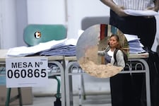 ¡Noche eterna en las urnas! Miembros de mesa se amanecieron dentro de colegio contando votos en Villa El Salvador