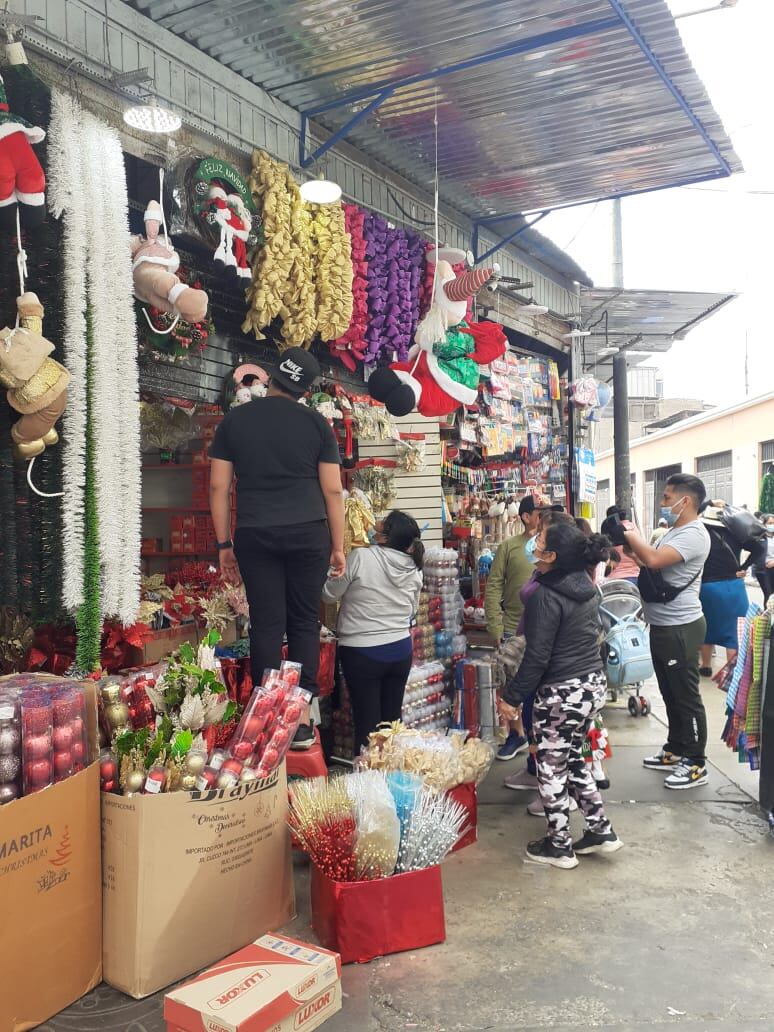 Cientos de personas llegan desde tempranas horas a ‘Mesa Redonda’ para hacer sus compras para los negocios y hogares. (foto: Mónica Rochabrum/Trome)