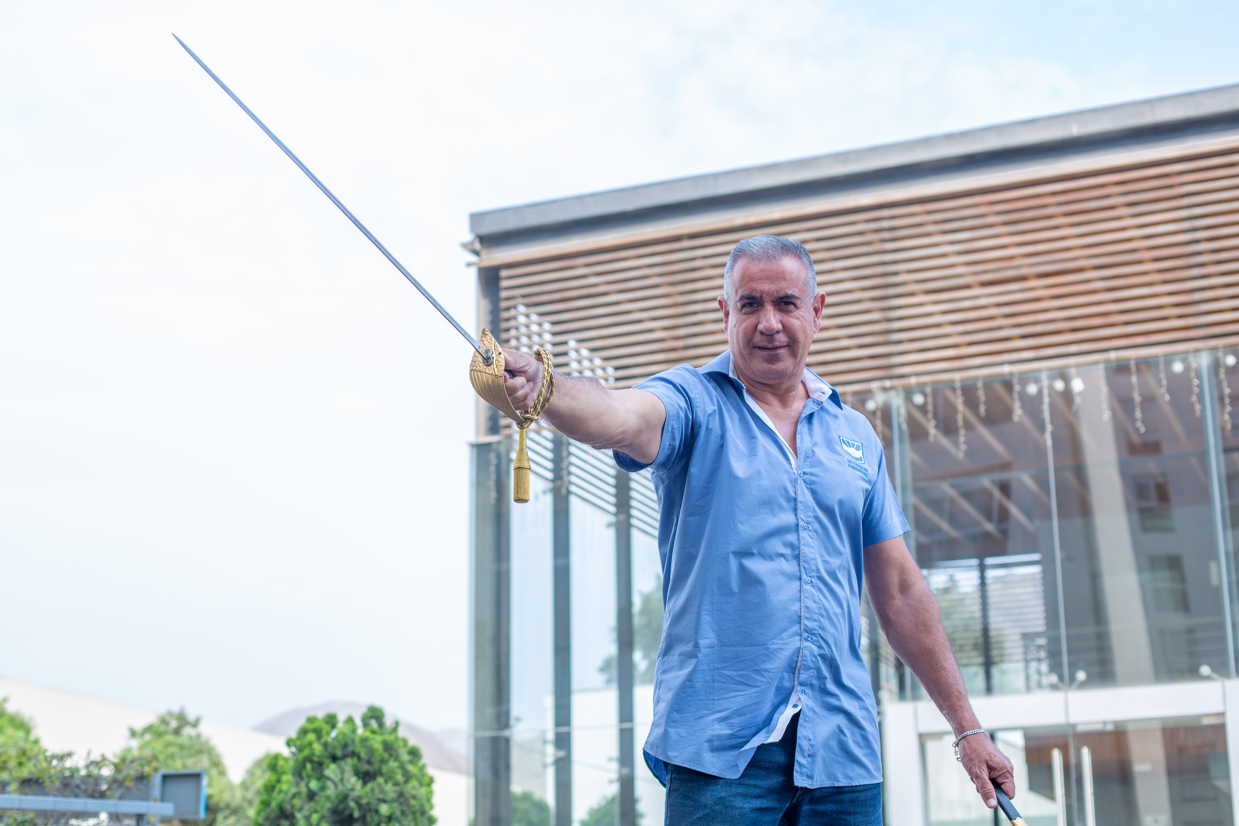 Propone cadena perpetua para políticos corruptos.