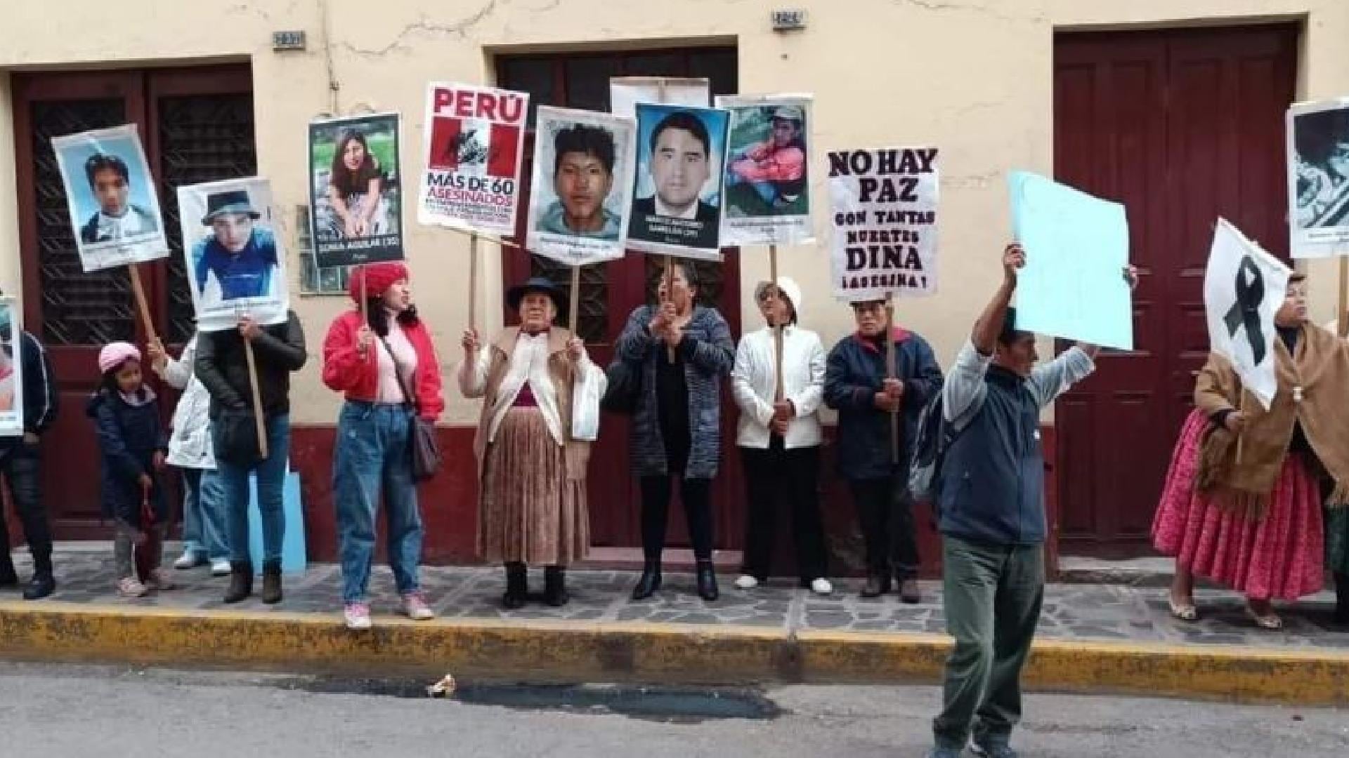 Puno: Familiares de víctimas de las protestas de enero del 2023 exigen que el Ejército y la Policía no participen de la Festividad.