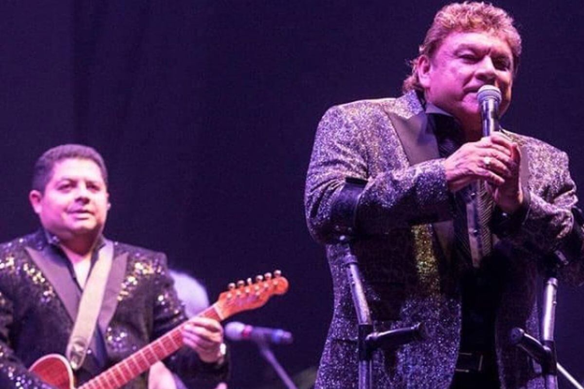 José Manuel Zamacona junto a su hijo en el escenario. (Foto: Los Yonic's / Instagram)