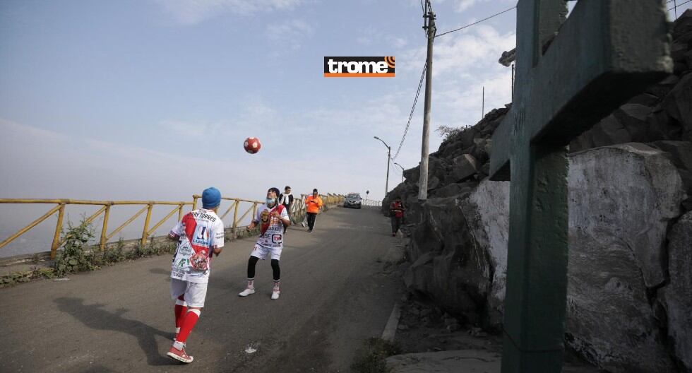 Hermanos Patadita logran muevo récord sin dejar caer el balón. (Trome / Britanie Arroyo)