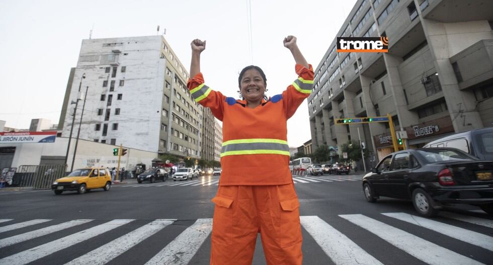 Isabel Cortez, 'Chabelita', trabaja desde hace 17 años en la limpieza pública de Lima y ahora es virtual congresista de la República. (Trome / José Rojas)