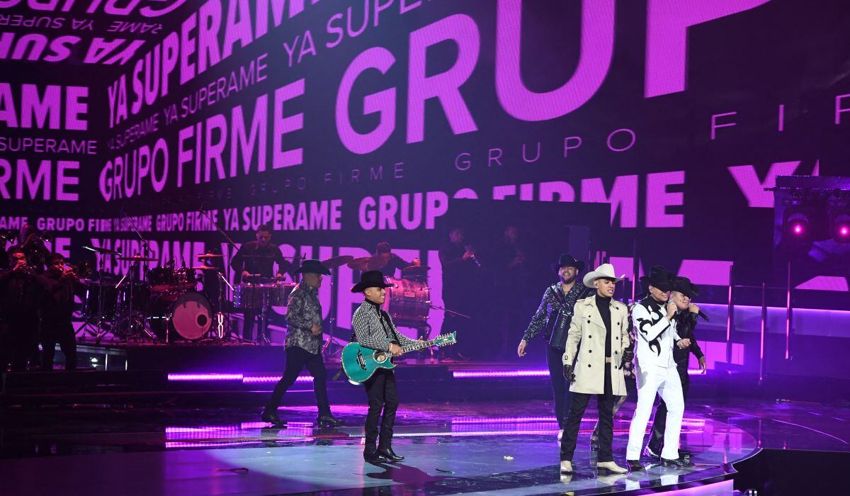 La banda mexicana Grupo Firme se presenta en el escenario durante la 22a Entrega Anual de los Premios Grammy Latinos en el MGM Grand Arena en Las Vegas, Nevada, el 18 de noviembre de 2021 (Foto: Valerie Macon / AFP)