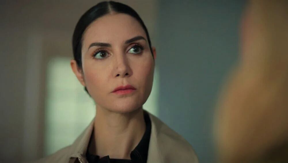 Ahu Yağtu como Suzan Manyasli en la telenovela turca "Hermanas" (Foto: NG Medya)