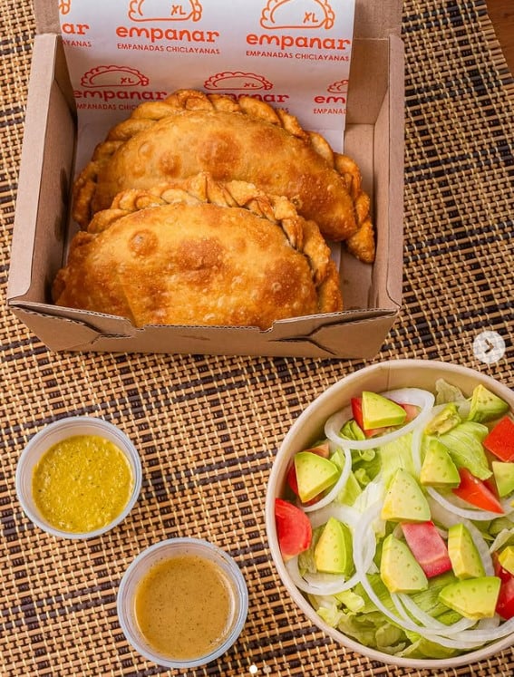Muchos acompañan sus empanadas con ensalada.