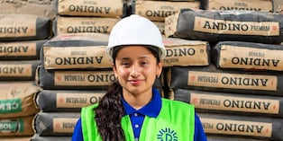 Descubre cómo esta jovencita impulsa la ferretería que abrieron sus padres en Lima Sur. Foto: Hugo Pérez / Trome.