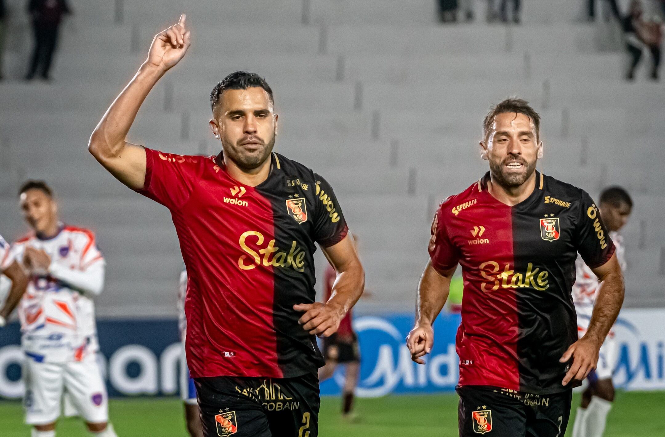 El argentino Pier Barrios de cabeza le dio el triunfo a Melgar ante Puerto Cabello. (FBC Melgar)