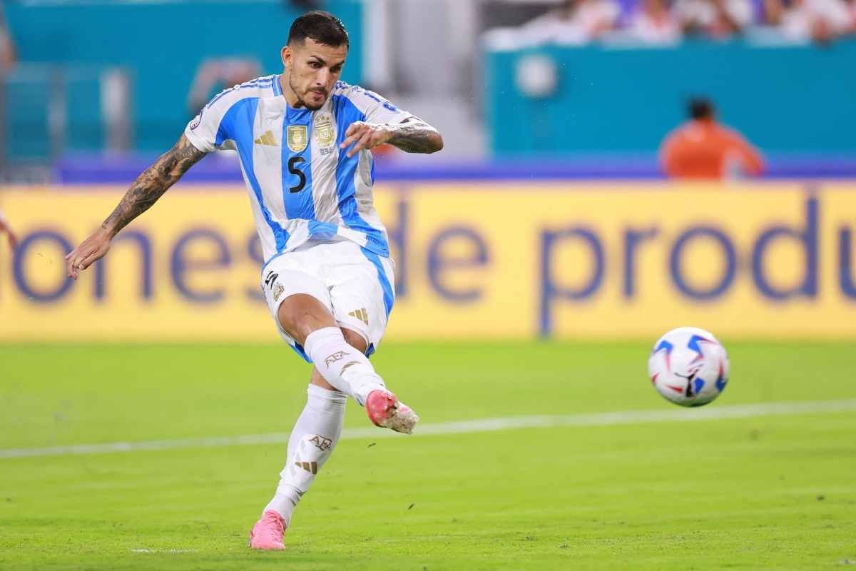 Leandro Paredes estrelló su disparo contra el poste. (Agencias)
