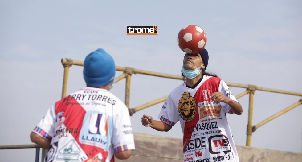 Hermanos Patadita logran muevo récord sin dejar caer el balón. (Trome / Britanie Arroyo)