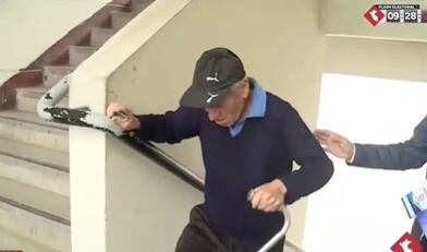 Abuelito con bastón no pudo votar en mesa para personas con discapacidad