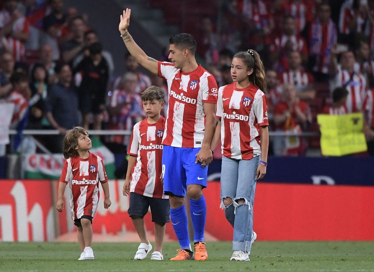 Suárez durante su despedida del Atlético de Madrid, en mayo pasado, junto a sus tres hijos (Foto: AFP)