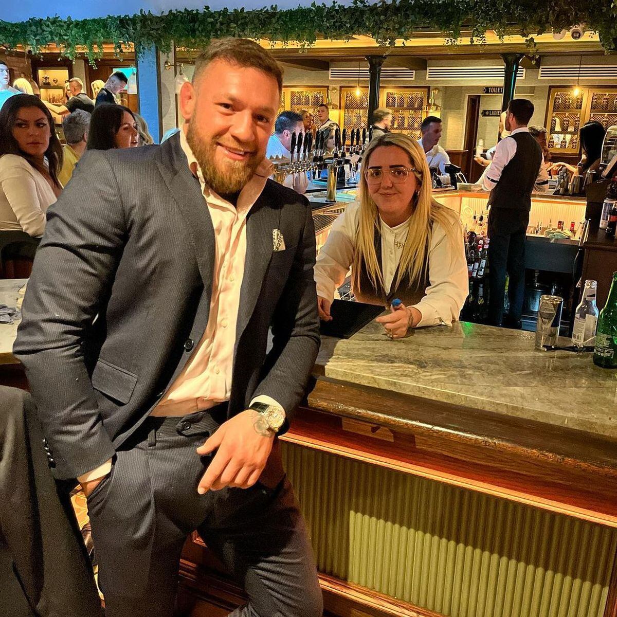 "Notorious" luciendo uno de sus relojes en uno de los bares de los que es propietario (Foto: Conor McGregor / Instagram)